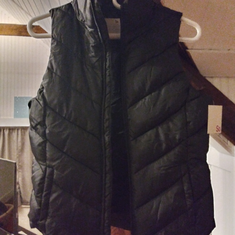 BNWT black puffer vest